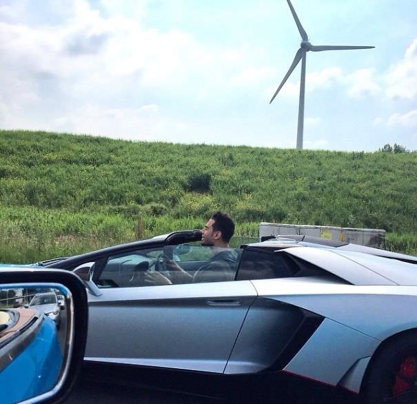6'10" and driving an Aventador