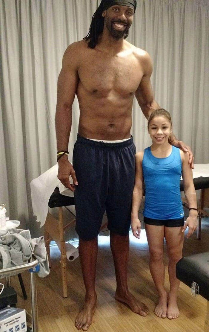 Gymnast Flávia Saraiva, 1.33m, with basketball player Nenê, 2.11m.