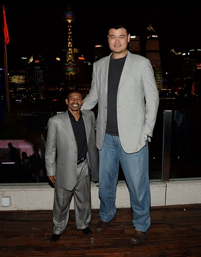 Yao Ming and retired American basketball player Muggsy Bogues.
