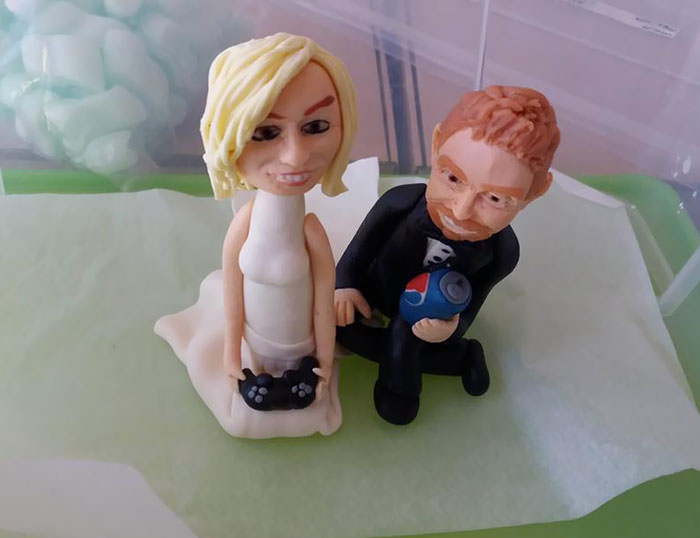 The baker didn't send a picture of the cake topper until the day of the wedding, and it was revealed to be a disaster.