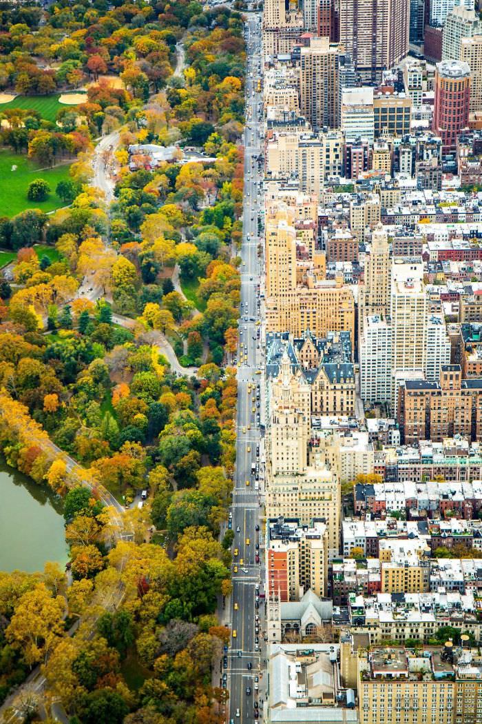 A split of two worlds between the architecture of the city and the green of Central Park in New York.