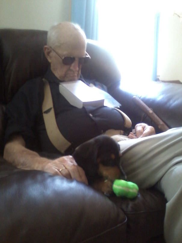 After getting a puppy at 93 years old, someone's great grandfather responded that women love puppies and shared a photo of him with his little wingman Fritzy.