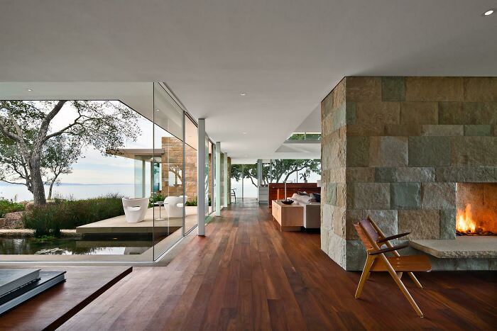 A beautiful glass house with panoramic views of the Pacific in Carpinteria, California
