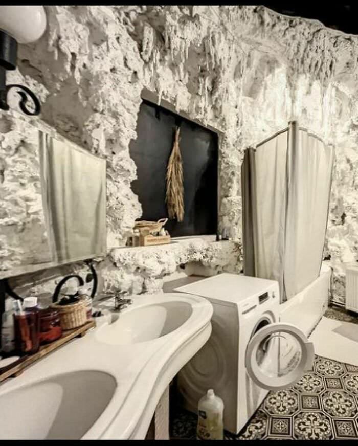 I found this bathroom while looking for flats, and it's a hard pass.