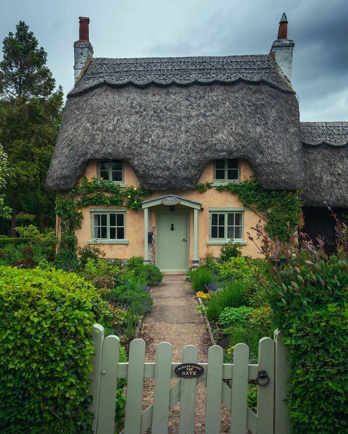 This cute cottage looks like it's straight out of a fairytale book.
