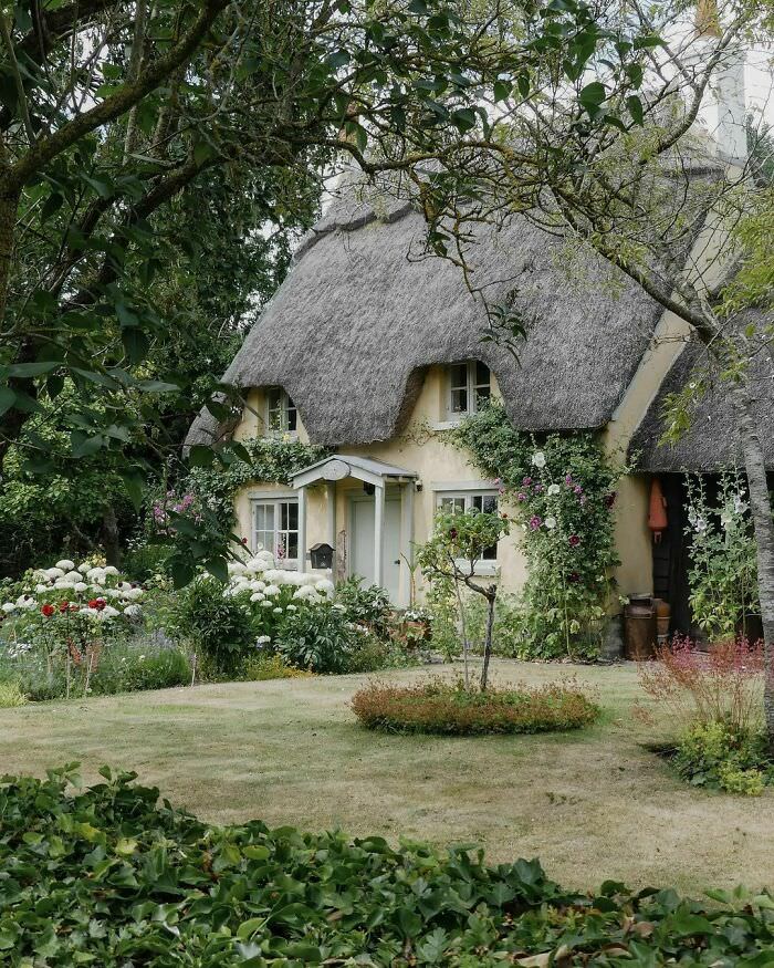 Rose Cottage, the cutest fairytale cottage in the Cotswolds
