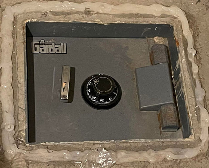 Bought my house 6 months ago and found this hidden safe when removing an old stove that was left here