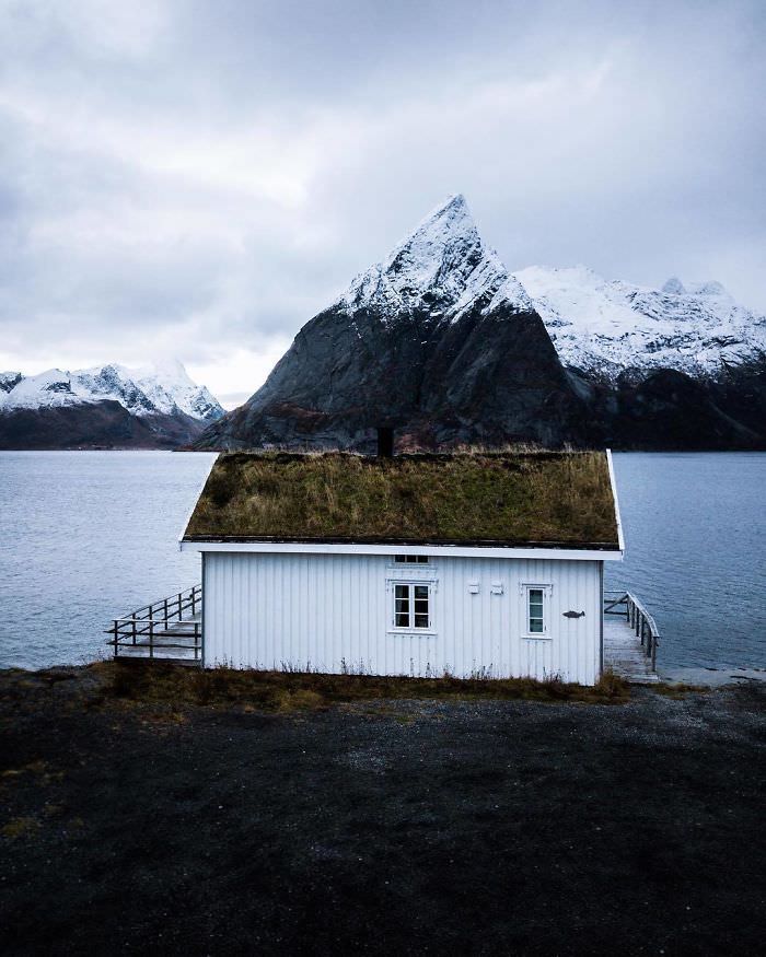 Small houses in Norway named rorbuer that have been adapted to meet Norwegian climatic conditions, including harsh winters, high winds, and salt spray. They even carry mountains.