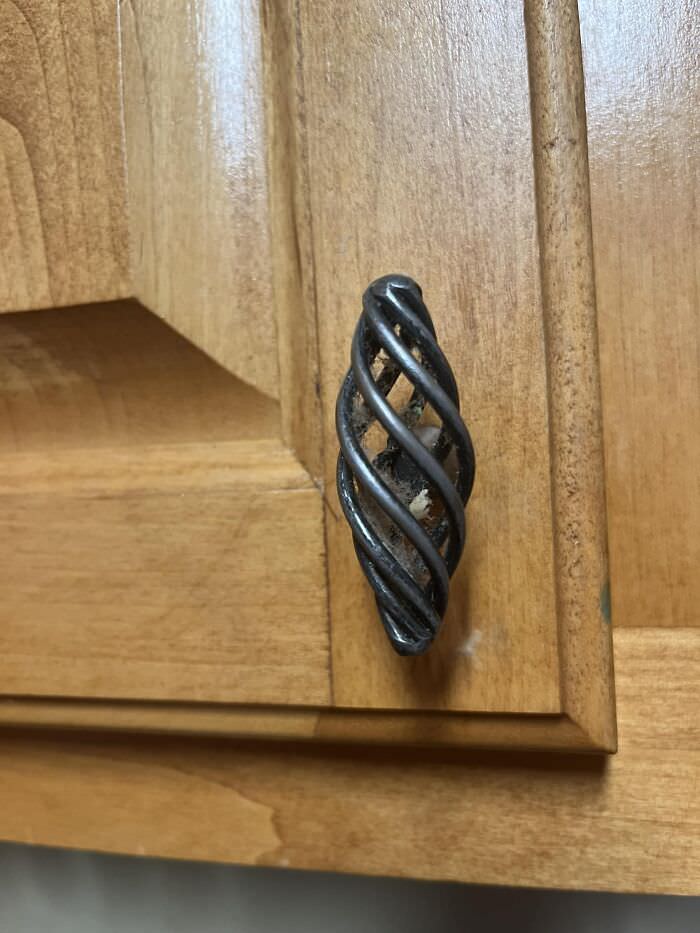 The cabinet handles at my dad's rental house, where we had our Christmas gathering, are frustrating.