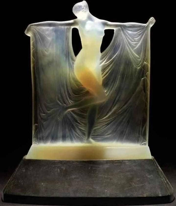 An enchanting glasswork by René Jules Lalique, "Suzanne" 1925.