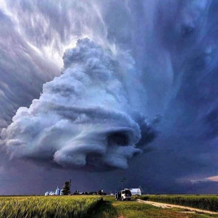 An unbelievably amazing shot of a storm: Supercell near Leoti, Kansas, USA. Photographer: @mar.