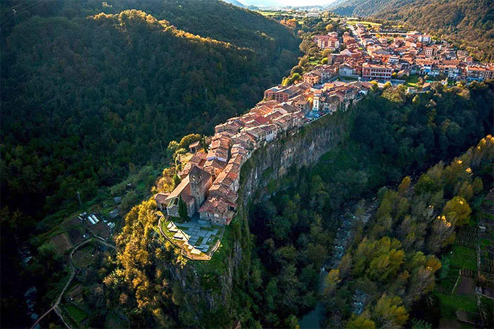 Castellfollit de la Roca, Spain: This village is built on a basaltic cliff more than 50 meters high and stretches about 1 kilometer long.