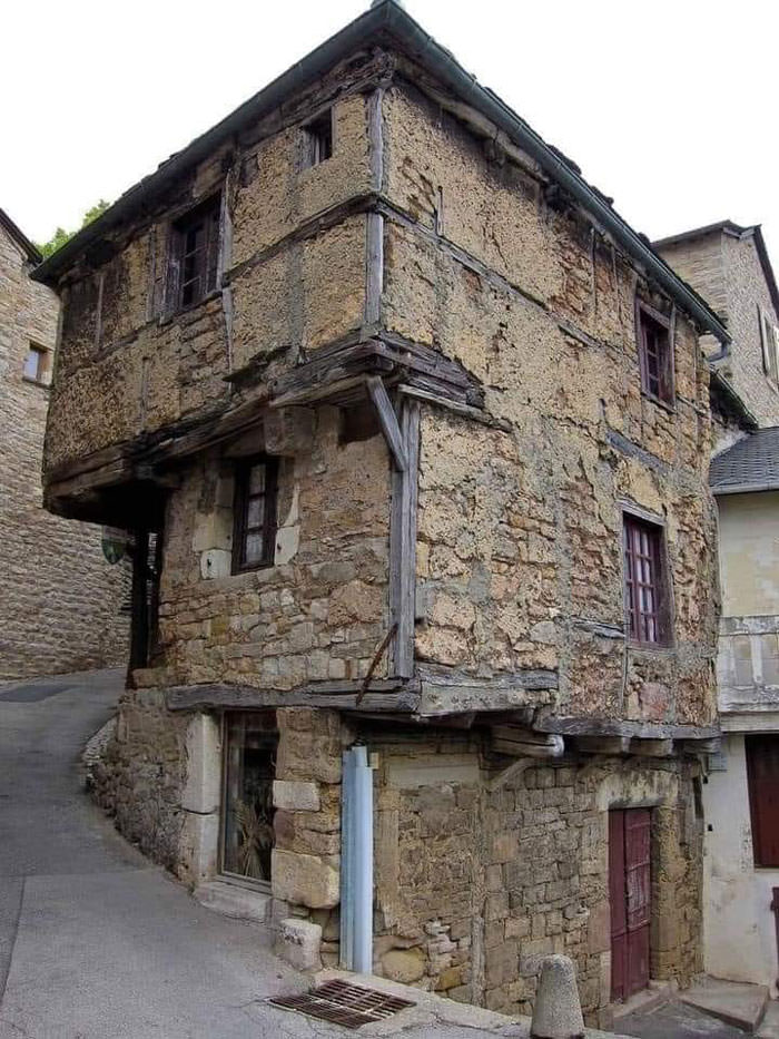 The oldest house in France, found in Aveyron, is 700 years old. It was built in the 13th century and belonged to a woman named Jeanne.
