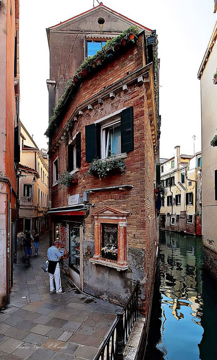 Old Flatiron House in Venice, Italy.