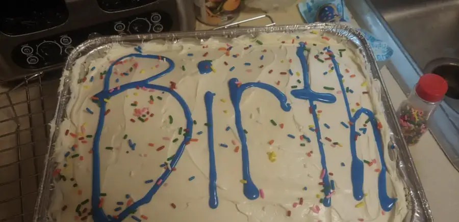 This birthday cake that's like, "look, we tried":