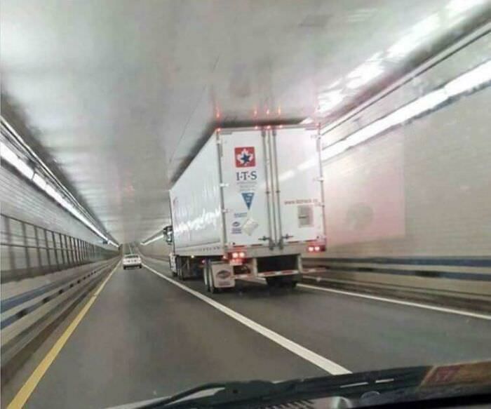 Truck passing through a tunnel with a striking fit