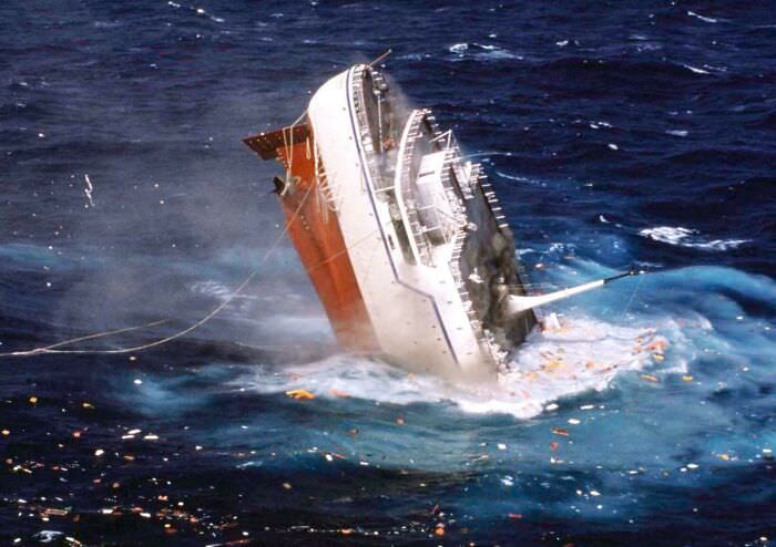 Cruise ship mts oceanos sinks off the coast of south africa, 4 august 1991