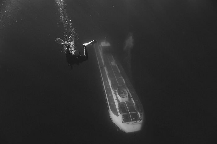 Unexpected encounter with a tourist submarine while diving off O'ahu, Hawaii