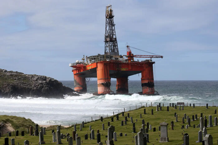 Offshore oil rig drifted to the coast of the Isle of Lewis due to extreme weather