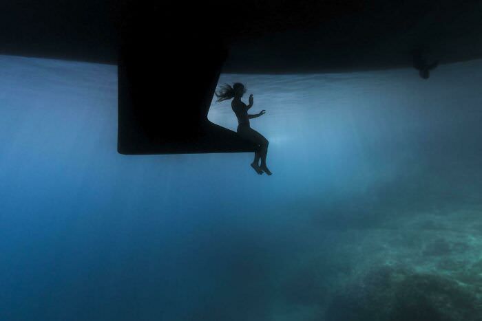 Underwater living space beneath a boat