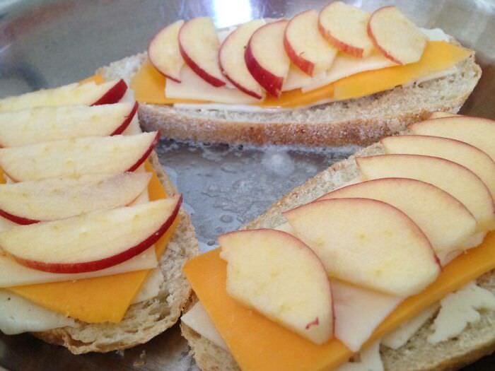 Grilled cheese with apples