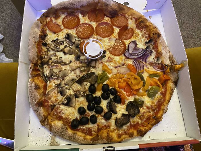 Last night i ordered a pizza with pepperoni, mushrooms, olives, onions and peppers, this is how it arrived