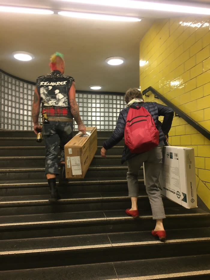 This punk is helping a woman carry heavy stuff in Berlin's subway.