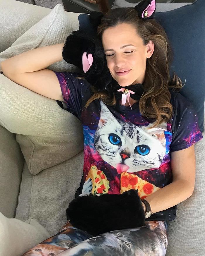 Jennifer Garner as a cat nap.