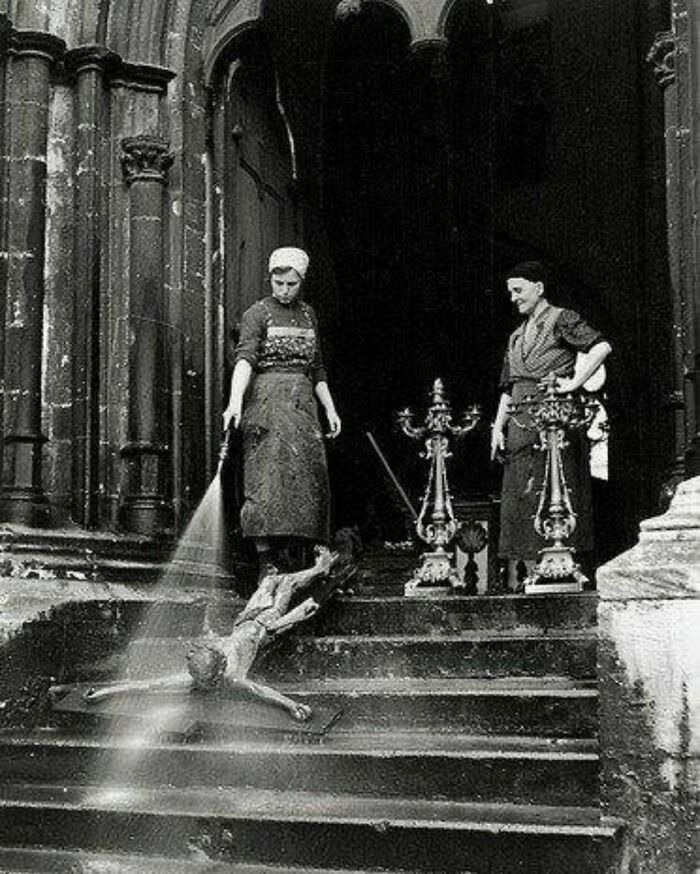Cleaning women washing a crucifix, 1938.