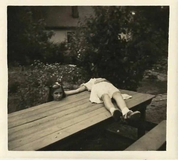 To appear headless while taking a photo, aka "Horsemanning," was a popular way to pose in the 1920s.