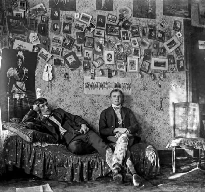 This is what hanging out in a college dorm room looked like in 1910. (University of Illinois).