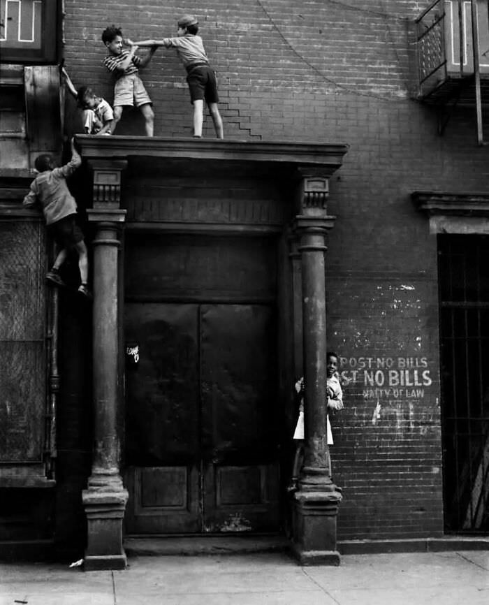New York City (1942). Photo by Helen Levitt.