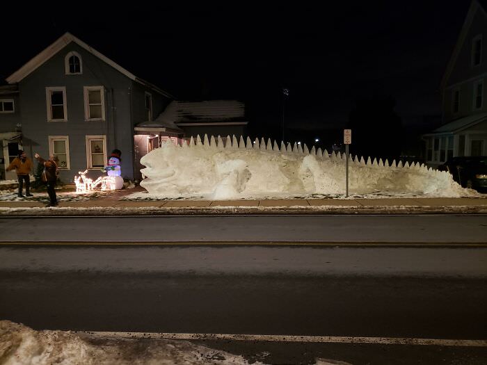 Someone made a giant iguana out of snow.