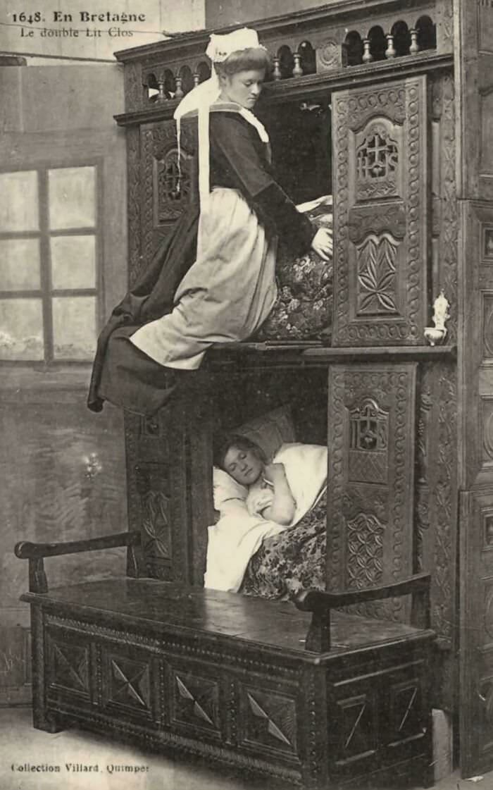 The closed bed, or box bed, was a traditional piece of furniture. In houses with only one room, the box bed allowed a certain intimacy and helped to keep warm during the winter. Due to fashion and the cost of their manufacture, box beds were gradually abandoned in the 19th and 20th centuries.