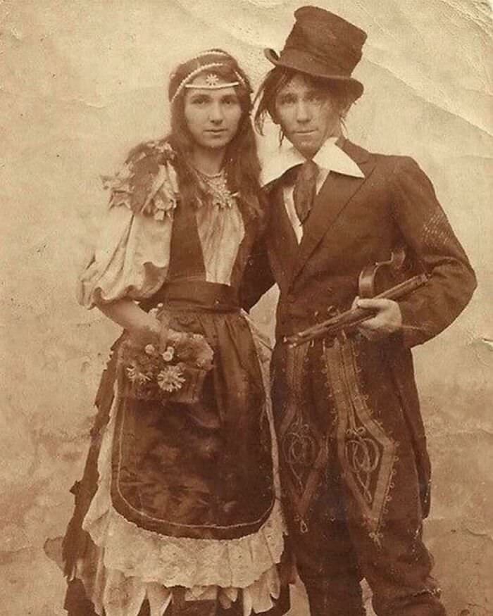 A couple of Victorian travelers, 1890s.